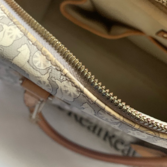 Celine - Picture 9 of 12